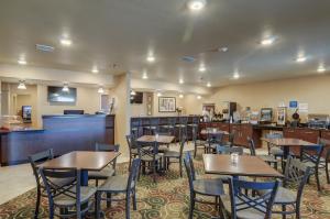 A restaurant or other place to eat at Cobblestone Inn & Suites-Kersey