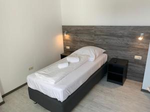 um quarto com uma cama grande e uma cabeceira em madeira em Casino Hotel Hamm em Hamm