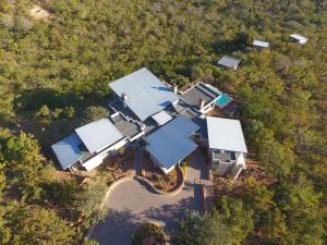 uma vista superior de uma casa com telhados azuis em umVangati House em Hoedspruit