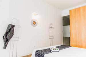 トラダンバーラにあるHauzify I Loft Minetaのベッドルーム1室(ベッド1台付)、壁に描画