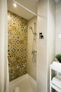 ein Bad mit einer Dusche, einem WC und einem Waschbecken in der Unterkunft Fresh, relax & sun Historic Center in Málaga