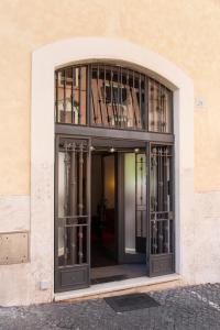 - un bâtiment avec une grande fenêtre et des barres de fer dans l'établissement L’ARTSHOP, à Rome