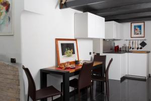 A kitchen or kitchenette at L’ARTSHOP
