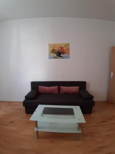 een woonkamer met een bank en een salontafel bij BonBon Apartment in Wenen
