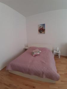 een slaapkamer met een bed met een paarse deken bij BonBon Apartment in Wenen