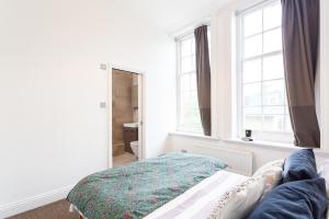 ロンドンにあるThe Kensington Nestのベッドルーム(ベッド1台、窓付)