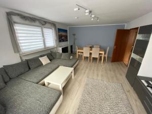 ein Wohnzimmer mit einem Sofa und einem Tisch in der Unterkunft Ferienwohnung Mittel-Gründau in Gründau