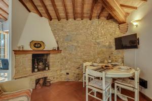 un salon avec une table et une cheminée dans l'établissement Casa Irene, à San Gimignano