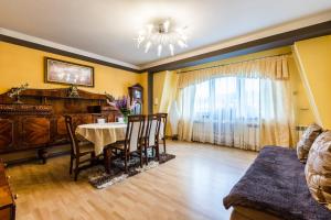 ein Esszimmer mit einem Tisch und einem Klavier in der Unterkunft Willa Kietówka in Ciche + 14 Fotos