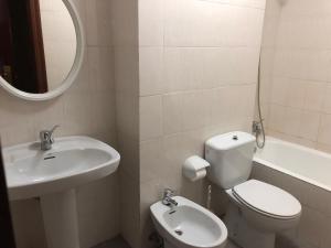 A bathroom at Apartamentos de la Hoz