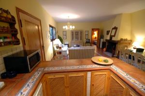 奧亨的住宿－El Capricho de Almadan，客厅设有带台面的厨房