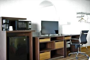 TV a/nebo společenská místnost v ubytování Super 8 by Wyndham Wells
