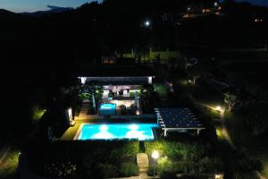 una vista aérea de una piscina por la noche en Hacienda Verde en Serres