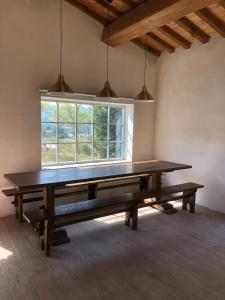 una mesa de ping pong en una habitación con ventana en Stone House 15th Century, en Vicchio