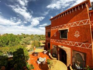 an aerial view of a building with a table and chairs at Riad Chay & Boutique in Ouarzazate