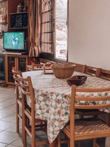 mesa de comedor con mantel en Agridia View House, en Limassol