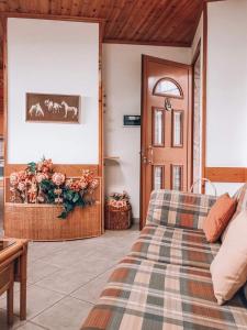 sypialnia z łóżkiem i drewnianymi drzwiami w obiekcie Agridia View House w mieście Limassol