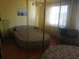 1 dormitorio con 1 cama y 1 habitación de cristal en Byt vo Fiľakove, en Fiľakovo
