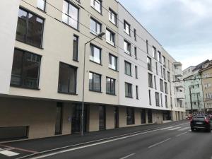 Une voiture descendant dans une rue à côté d'un bâtiment dans l'établissement LEO Apartment FREE PARKING - Augusta, à Bratislava