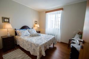 
Uma cama ou camas num quarto em Casa da Avó - Vila do Porto
