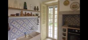 Et badeværelse på Entire House - Romantic Vintage Cottage + 59 billeder