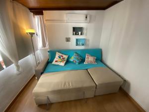 Un pequeño dormitorio con una cama azul en una habitación en Casa Céntrica con Wifi Gratis, en Almuñécar