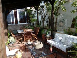 une terrasse avec un canapé, une table et des chaises dans l'établissement LOFT GREEN, à La Laguna