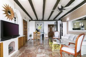 Apartamento Playa Centro Vistas Mar的电视和/或娱乐中心