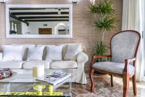 Apartamento Playa Centro Vistas Mar的休息区