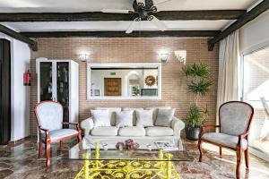 Apartamento Playa Centro Vistas Mar的休息区