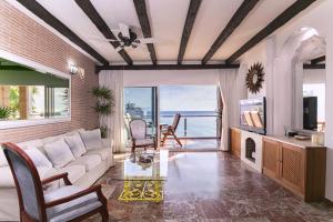 多列毛利诺斯Apartamento Playa Centro Vistas Mar的带沙发和电视的客厅