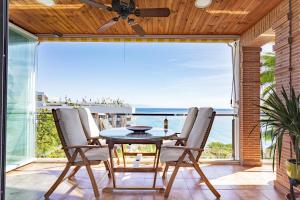 Apartamento Playa Centro Vistas Mar的阳台或露台