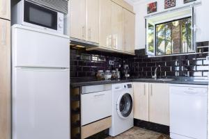 Apartamento Playa Centro Vistas Mar的厨房或小厨房