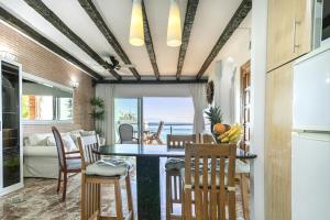 Apartamento Playa Centro Vistas Mar的厨房或小厨房
