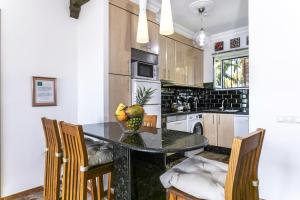 Apartamento Playa Centro Vistas Mar的厨房或小厨房