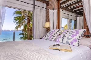 Tempat tidur dalam kamar di Apartamento Playa Centro Vistas Mar