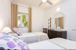 Apartamento Playa Centro Vistas Mar客房内的一张或多张床位