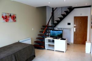 En tv och/eller ett underhållningssystem på Le Batiment Apartmentos
