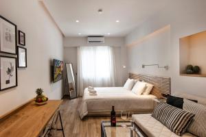 - un salon avec un lit et un canapé dans l'établissement Downtown Syntagma apartment 2, à Athènes