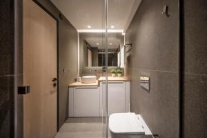 La salle de bains est pourvue de toilettes et d'un lavabo. dans l'établissement Downtown Syntagma apartment 2, à Athènes