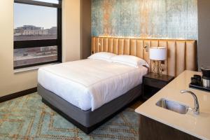Un pat sau paturi într-o cameră la Hotel On Phillips