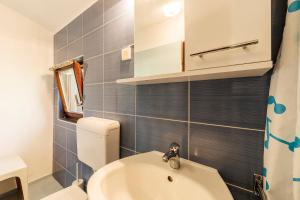 łazienka z białą toaletą i umywalką w obiekcie Mugeba Club Residence w Poreču +25 zdjęć