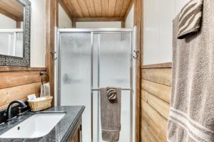 un baño con ducha y lavabo en Timbers Townhouse 1, en Angel Fire 36 fotos más