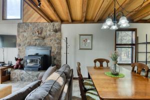sala de estar con mesa y chimenea en Timbers Townhouse 1, en Angel Fire