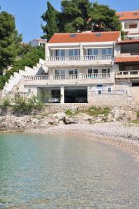 una casa grande a orillas de una playa en Apartments Sonja - 10m to beach, en Stomorska