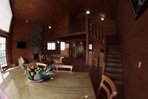 una habitación con una mesa con un bol de fruta en ella en Cabañas Molino del Rey en Tapalpa