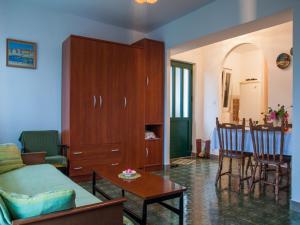 - un salon avec un canapé et une table dans l'établissement Apartment Hajdi - with large terrace, à Pučišća