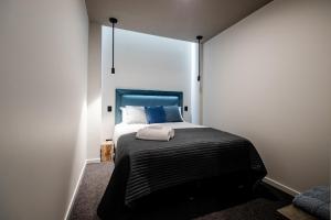 um quarto com uma cama e um espelho grande em Central city apartment em Launceston