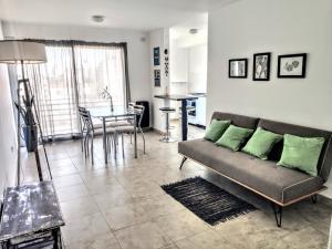 una sala de estar con un sofá y una mesa en La Plata moderno apart, en La Plata
