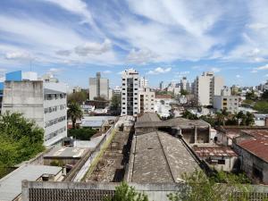 Una vista de la ciudad desde el tejado de un edificio. en La Plata moderno apart, en La Plata
